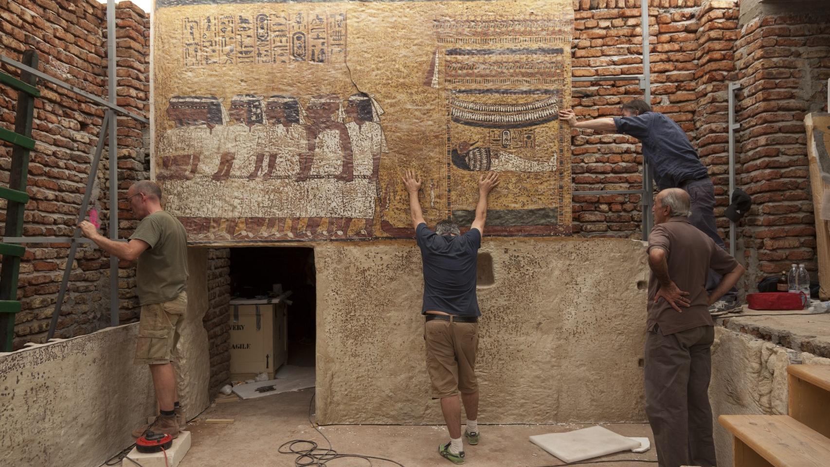 La colocación de los primeros paneles del facsímil.