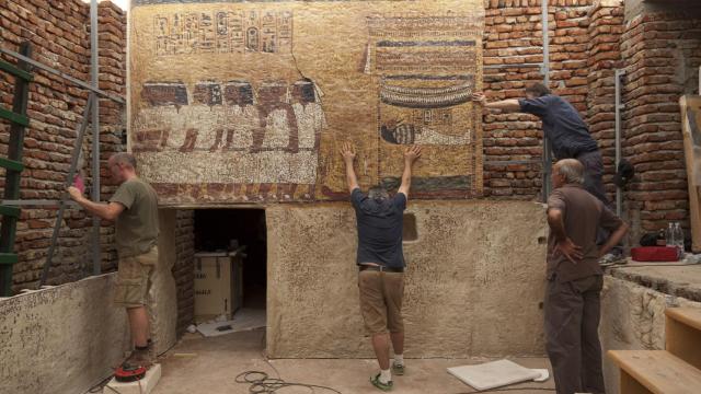 La colocación de los primeros paneles del facsímil.