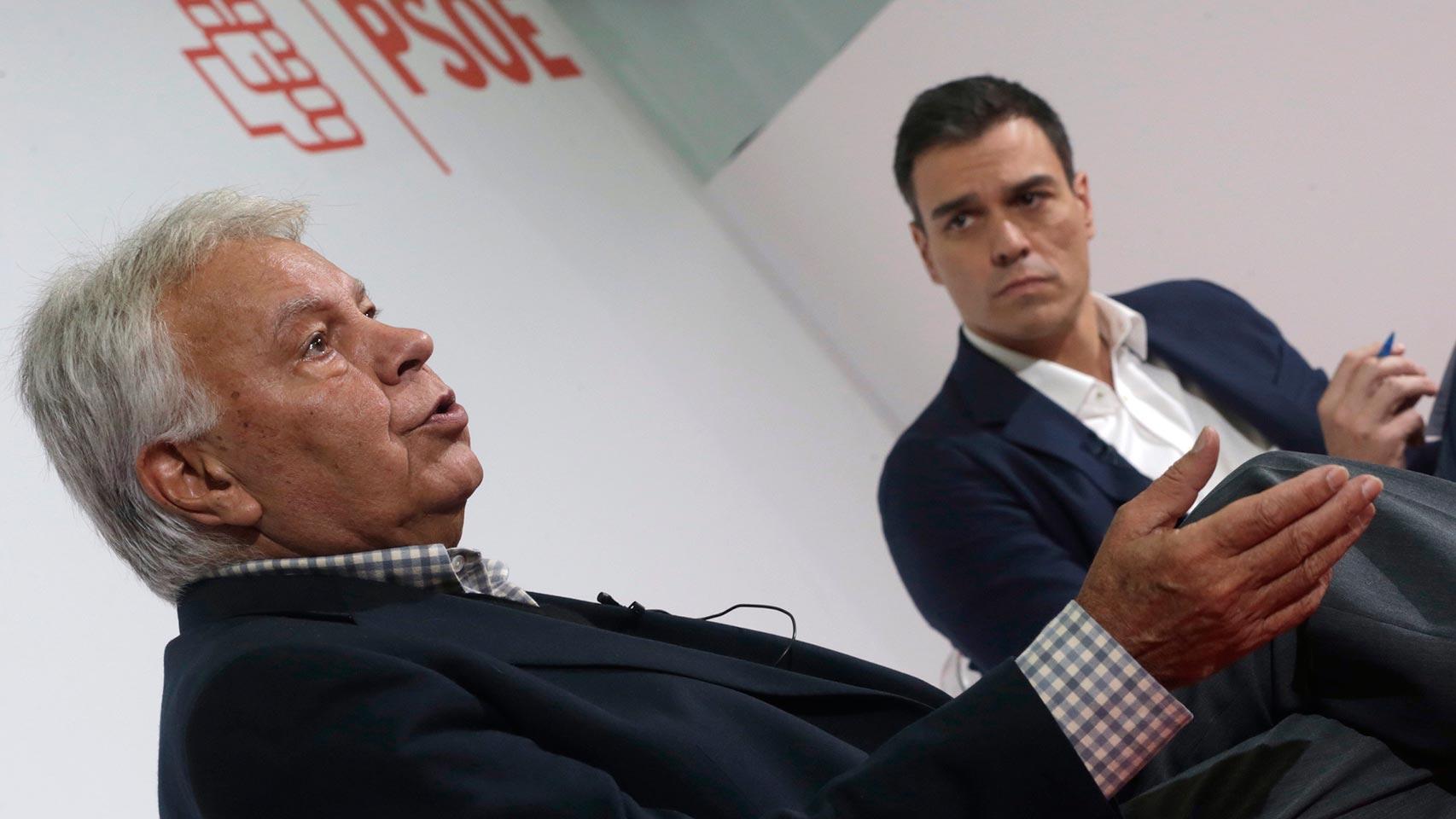 El expresidente Felipe González, junto al candidato del PSOE Pedro Sánchez.
