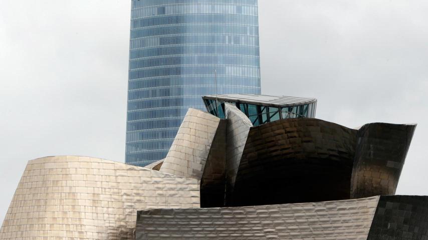 Al fondo, sede de Iberdrola en Bilbao