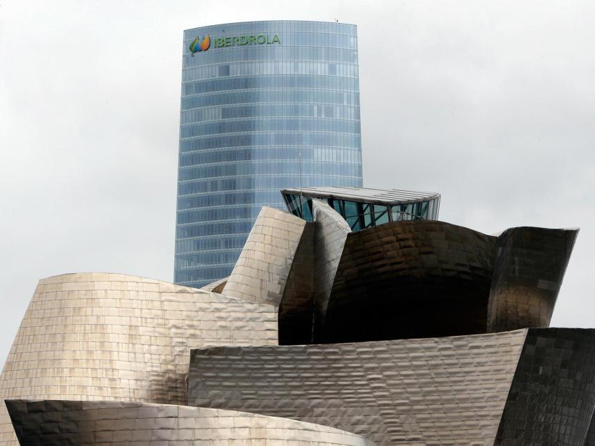 Al fondo, sede de Iberdrola en Bilbao