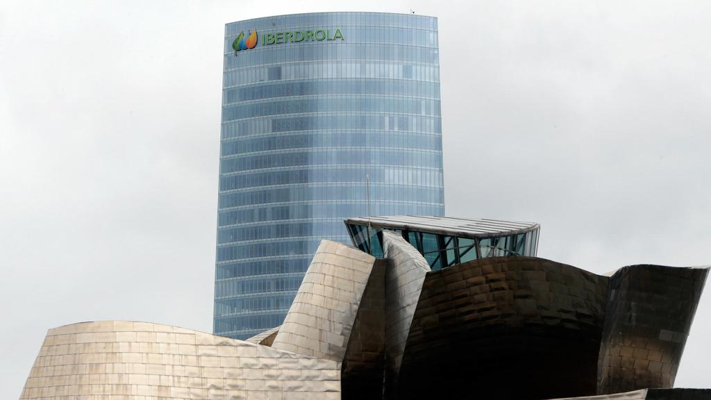 Al fondo, sede de Iberdrola en Bilbao