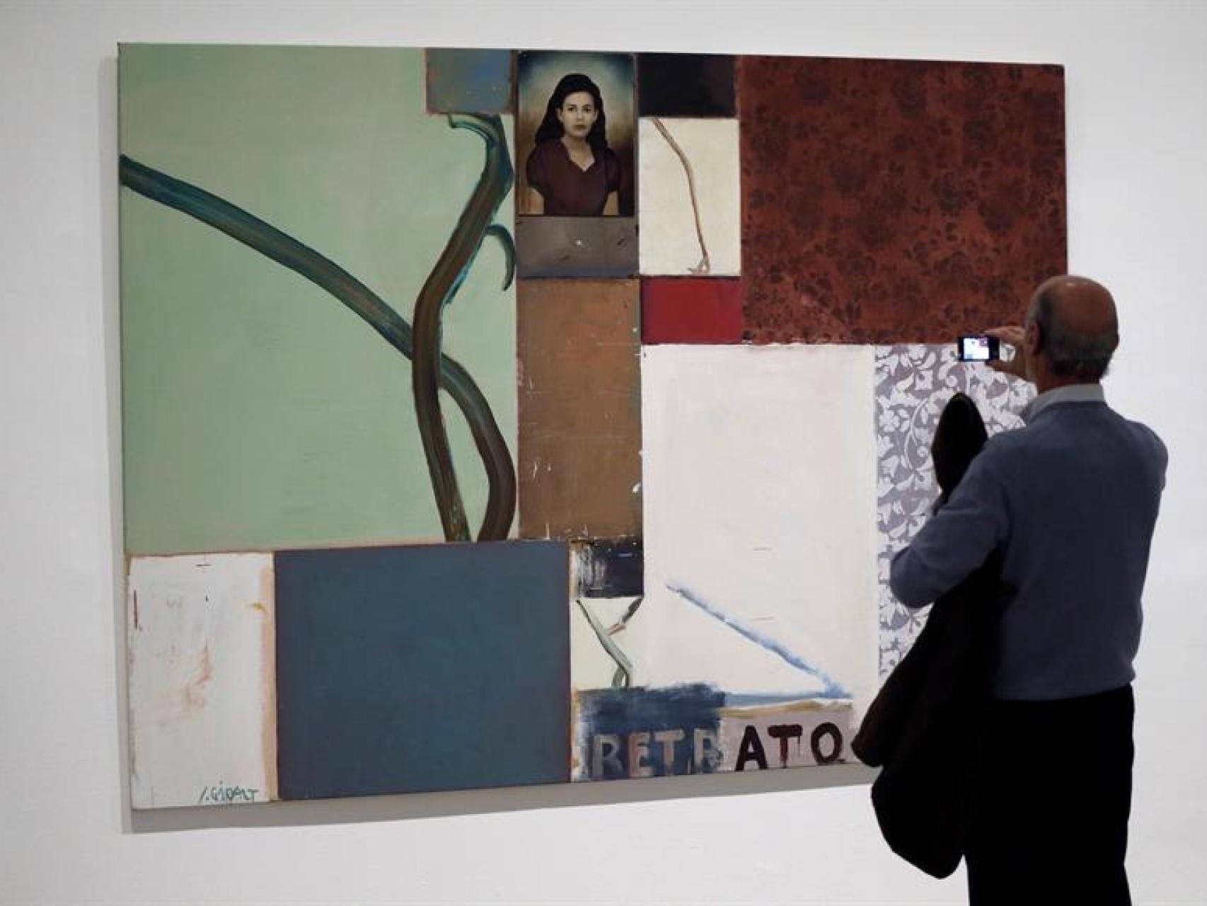 Un visitante en la sala principal de la muestra de Juan Giralt en el Reina Sofía.