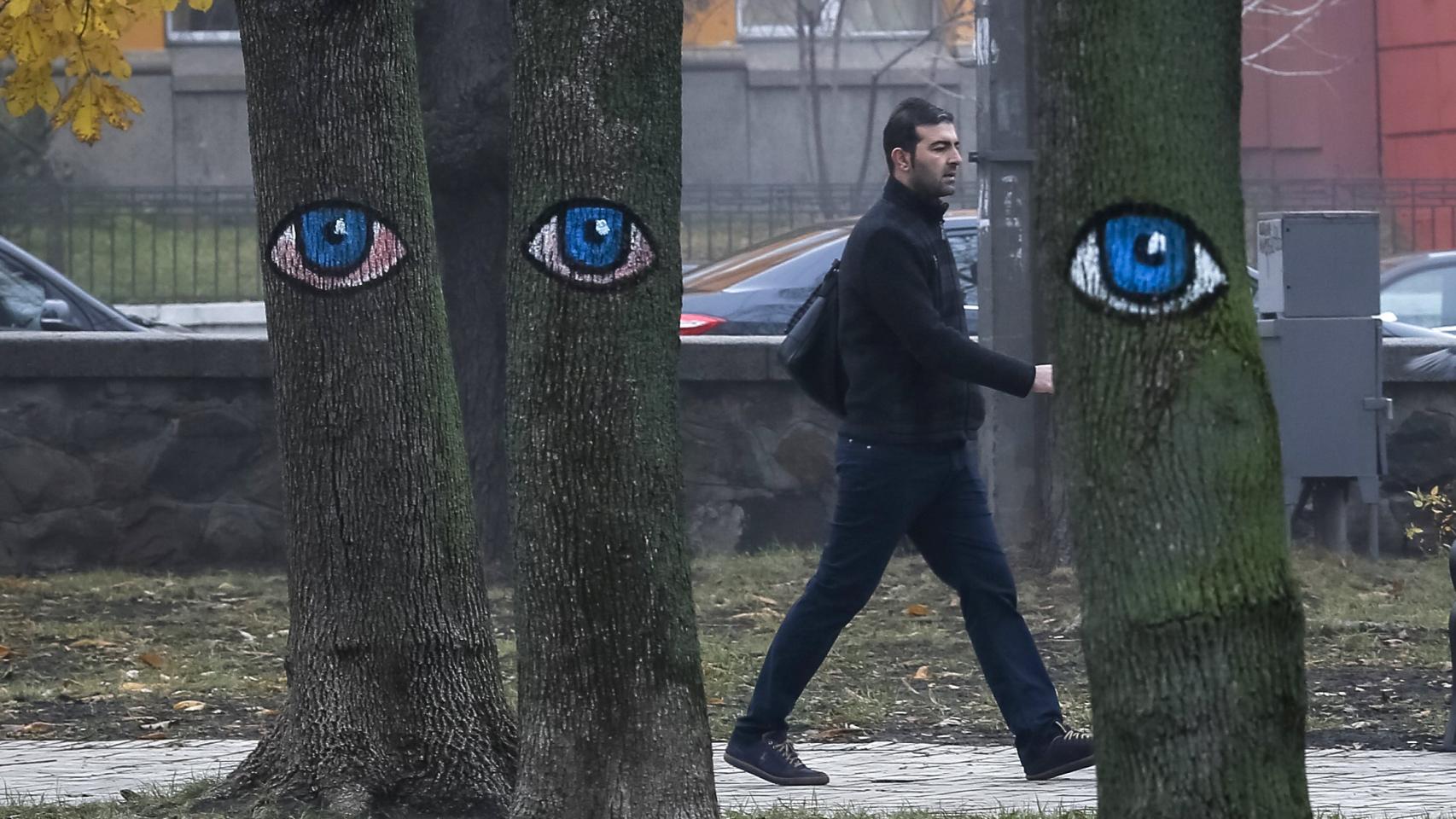 Un hombre pasea por un parque del centro de Kiev.