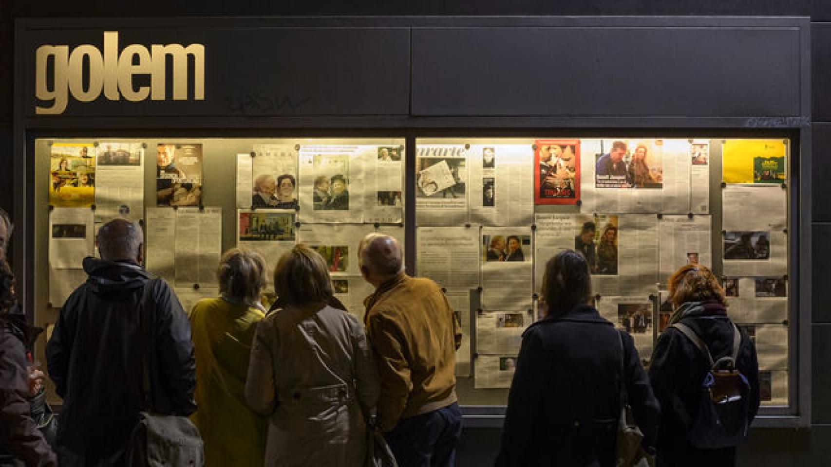 Espectadores mirando cartelera durante la última Fiesta Cine.