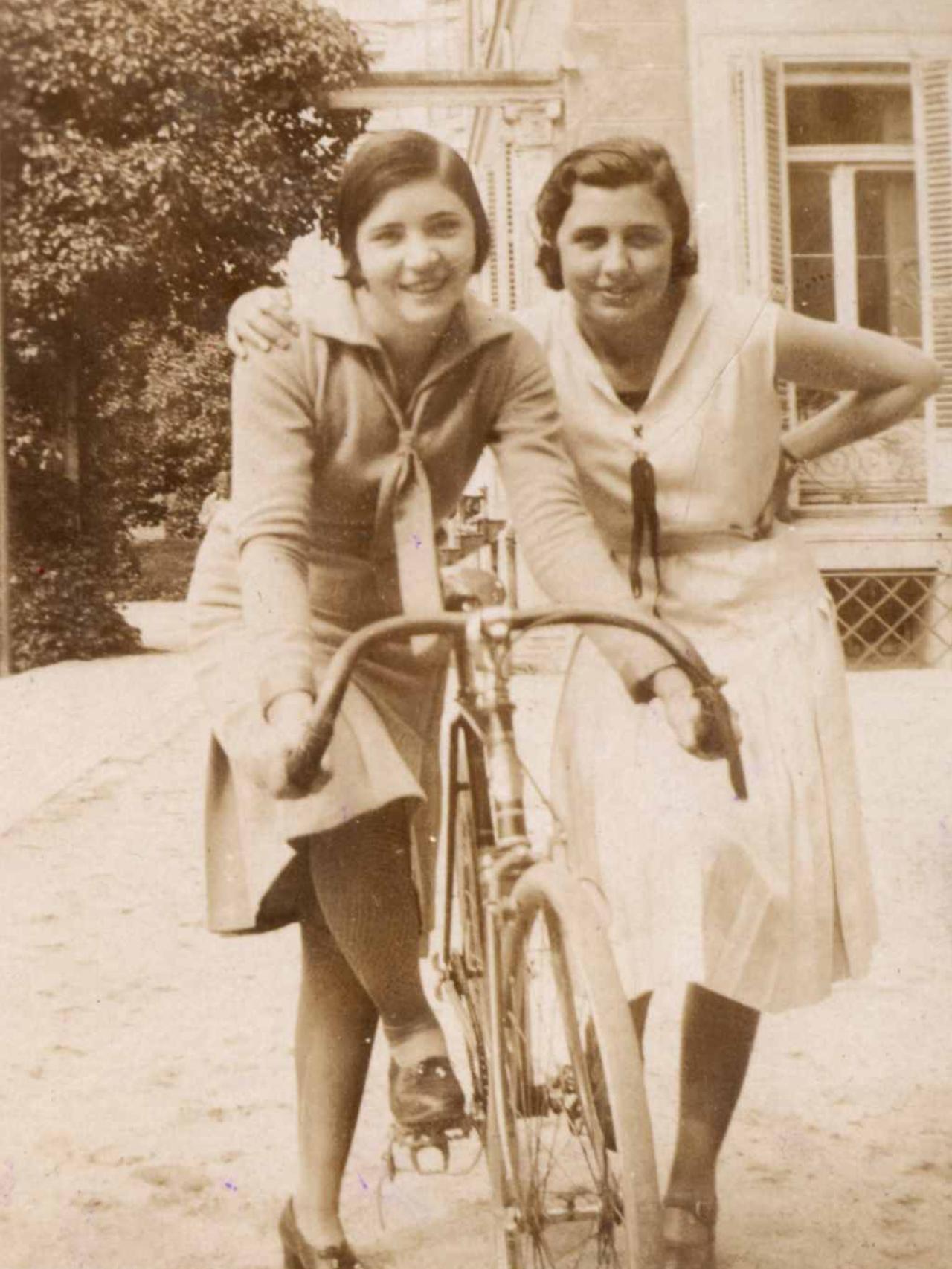 Hermina Adrados y Pilar Rosado de la Iglesia, delante de los edificios de la Residencia.