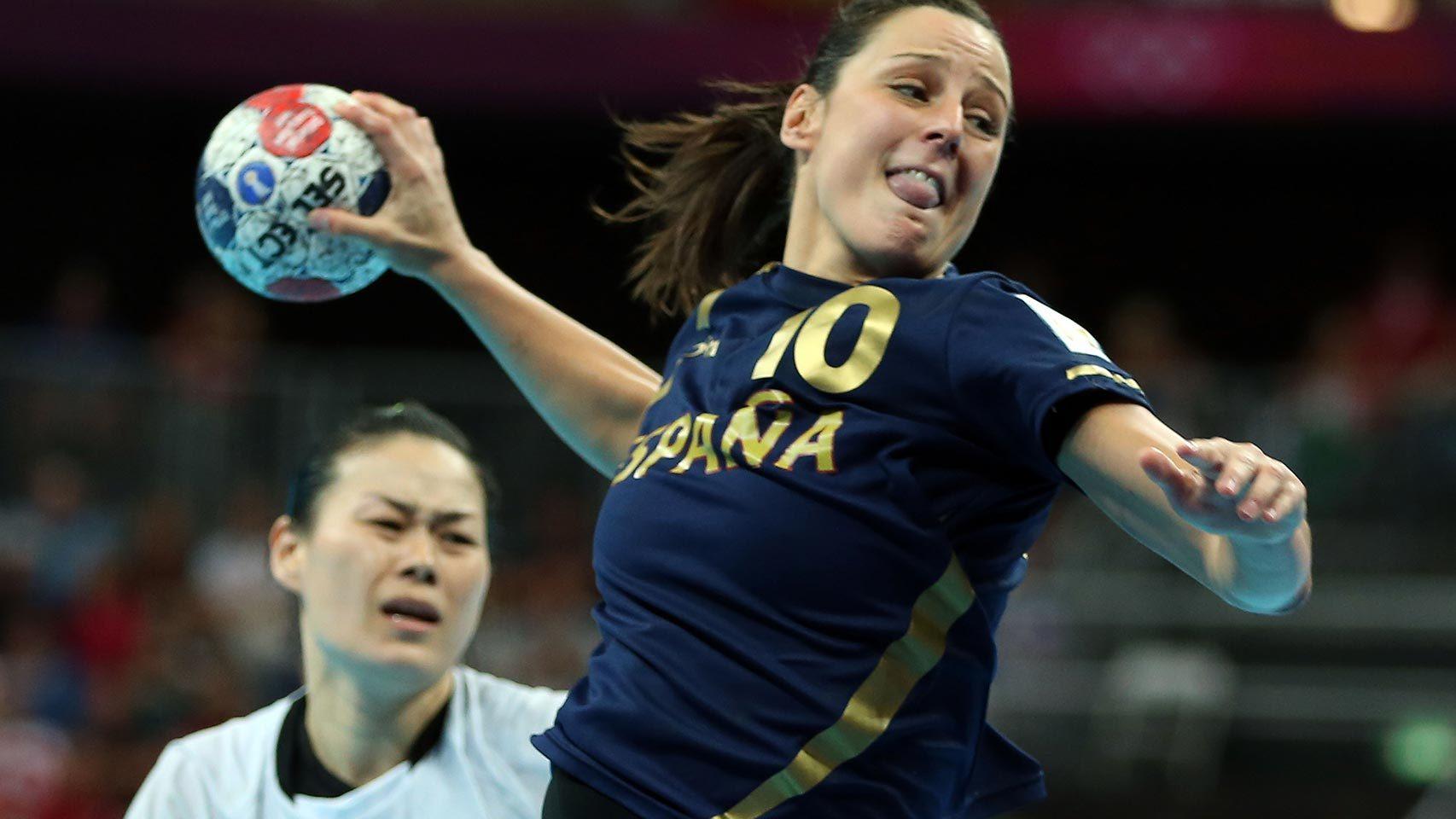 Macarena Aguilar intenta marca ante Corea del Sur.