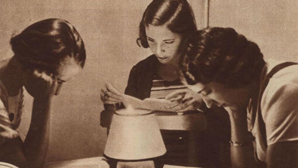 Image: 100 años de ilustres señoritas