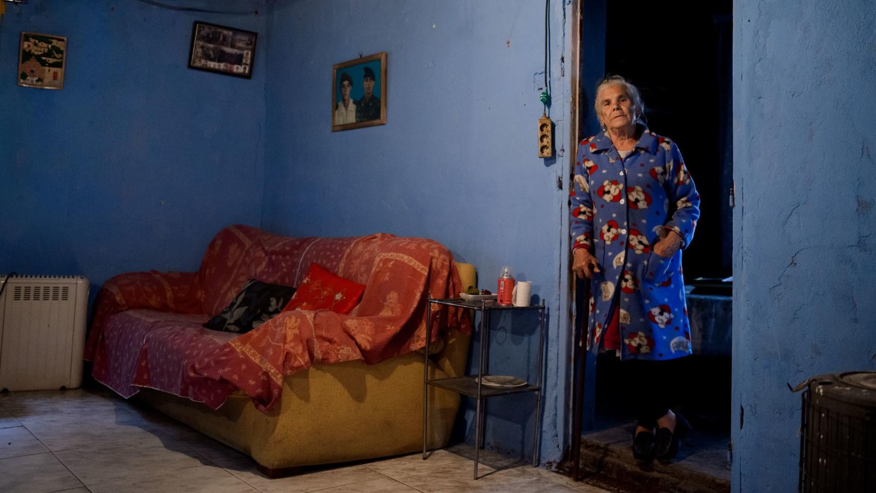 Mercedes, en el interior de su casa