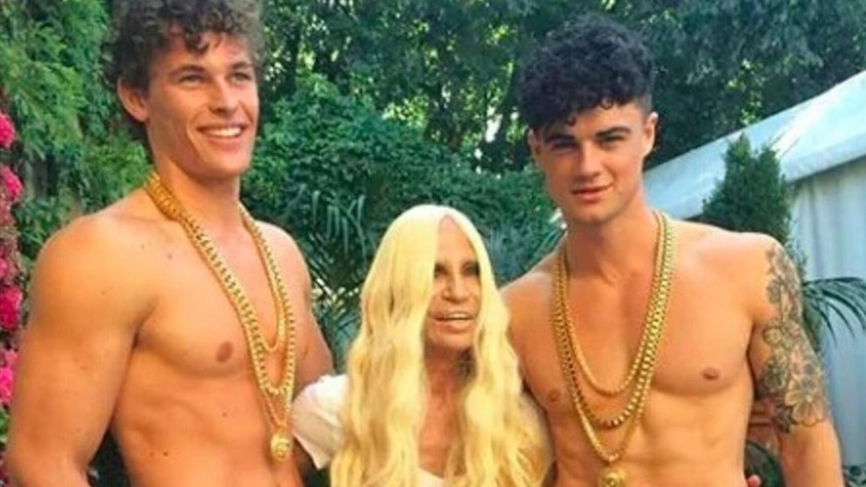 Donatella abraza a los dos modelos en su vídeo Ice Bucket Challenge