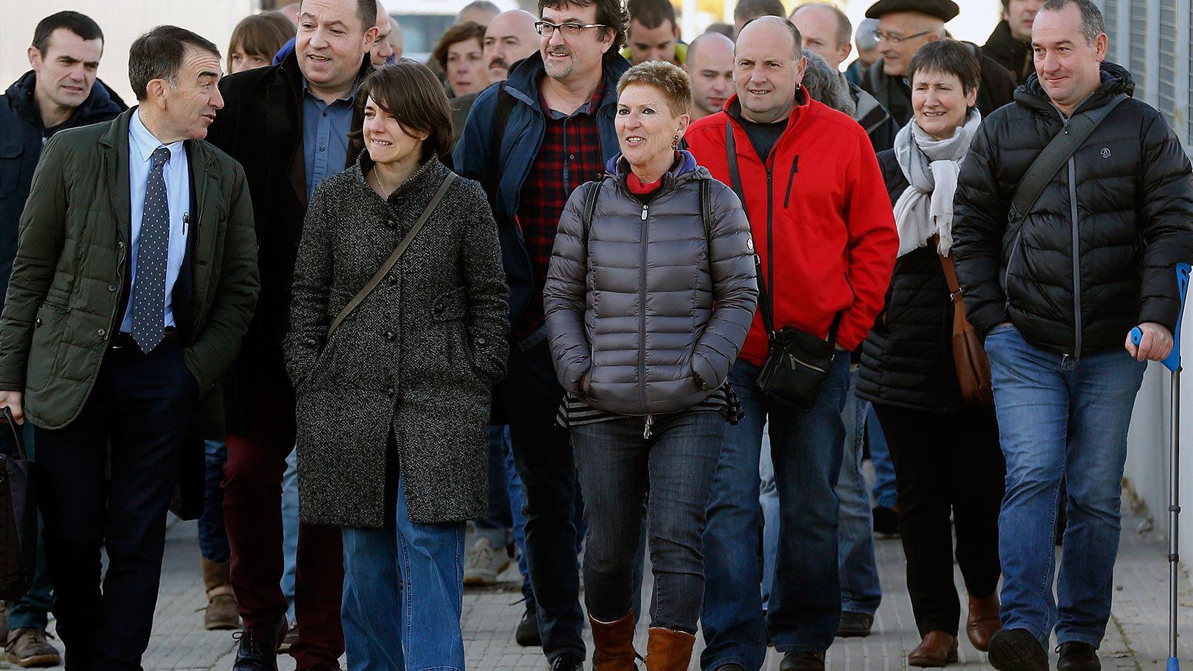 Los 35 acusados de pertenecer a ETA llegan al tribunal.