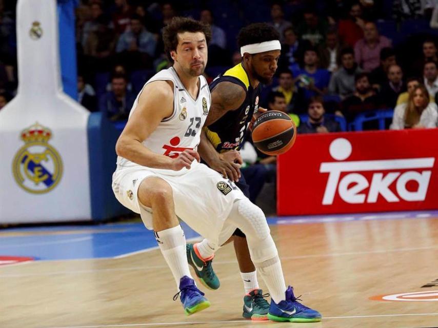 El escolta del Real Madrid Sergio Llull lucha el balón con el base estadounidense Bobby Dixon. EFE