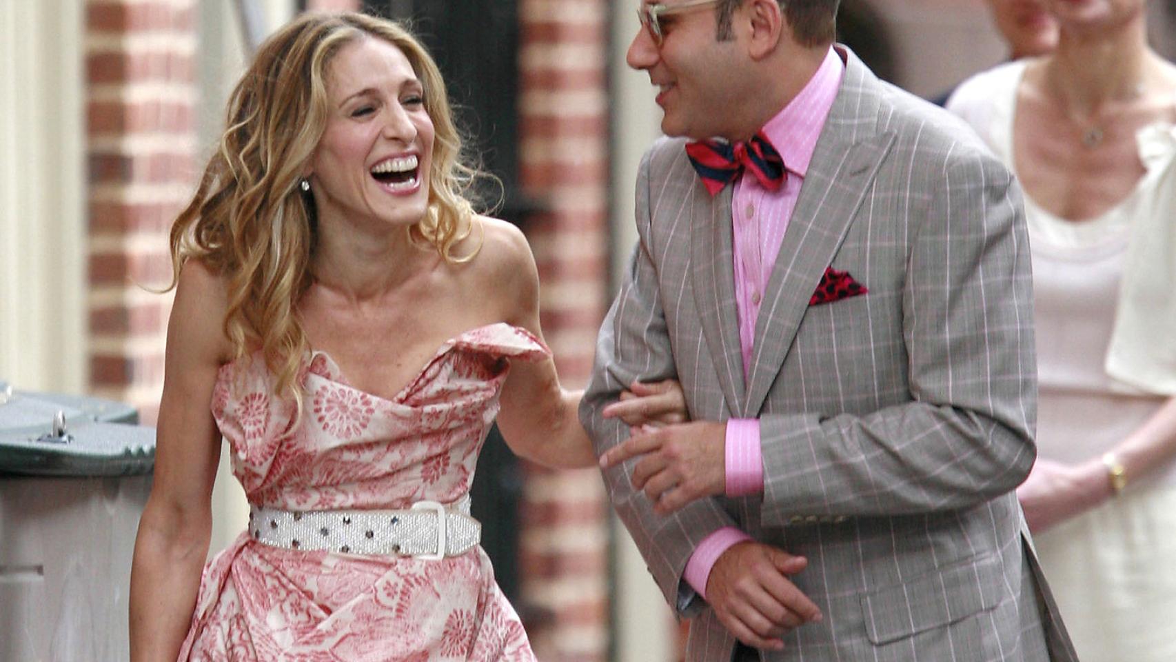 La protagonista de Sexo en Nueva York, Carrie Bradshaw, con su amigo gay Stanford Blatch.