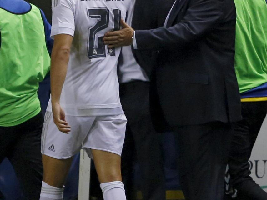 Cherysev se retira del campo.