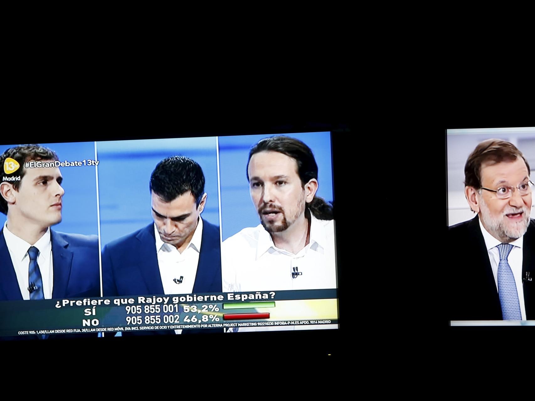 Albert Rivera, Pedro Sánchez y Pablo Iglesias durante el debate de 'El País'. Mariano Rajoy durante una entrevista en Telecinco.