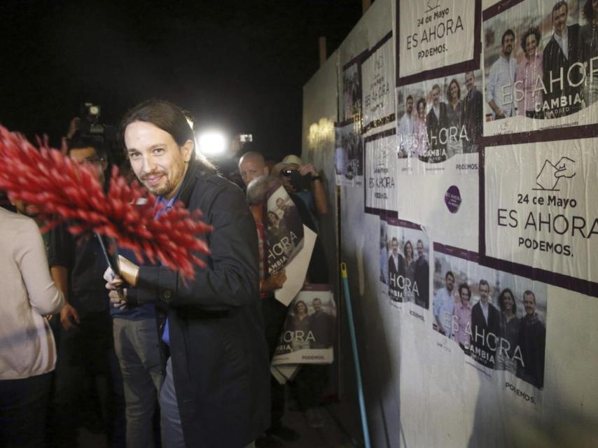 Iglesias durante la pegada de carteles de las autonómicas de mayo.