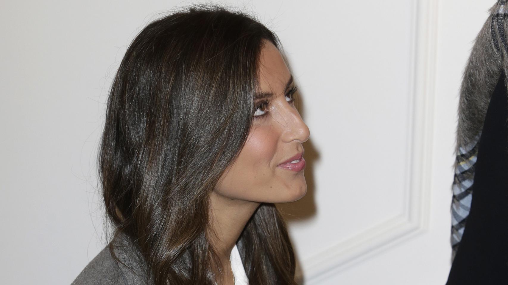 Ana Boyer atiende a los medios con total look de Caramelo