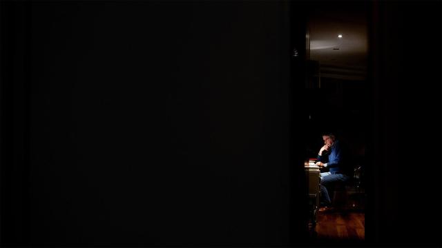 El biógrafo, en su estudio.