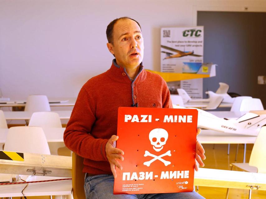 Las chapas rojas que marcan los campos de minas.