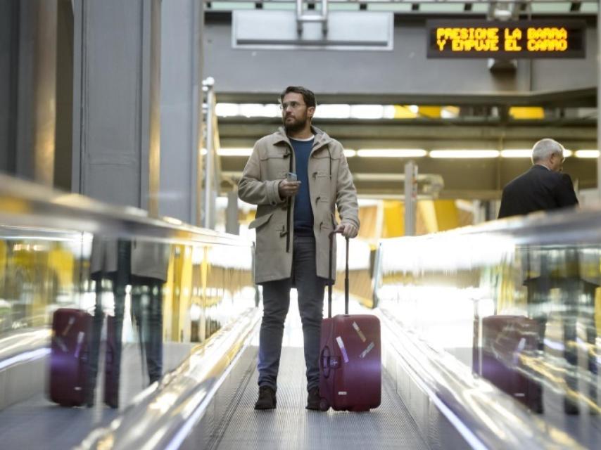 De aeropuerto en aeropuerto, el autor visita 25 ciudades en 2 meses.