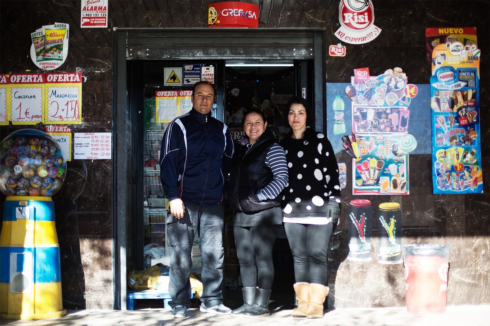 Felipe, Juliet y Sonia trabajan en el supermercado de Fang.