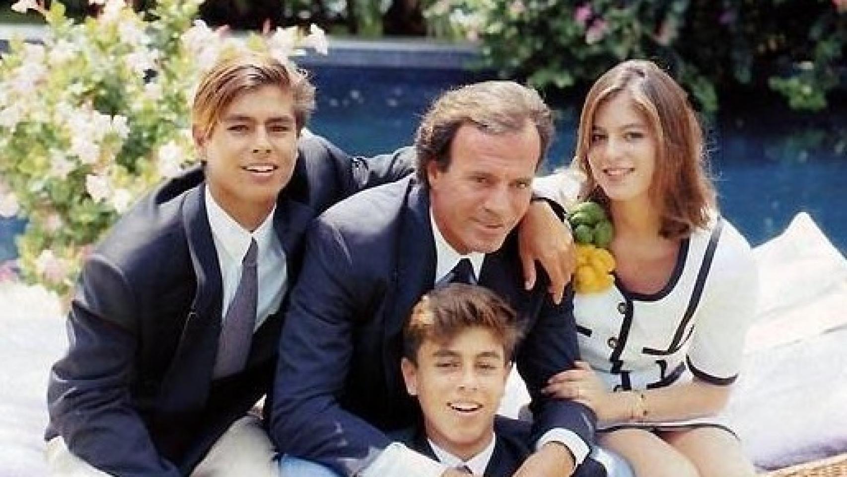 Julio Iglesias abraza a Enrique Iglesias mientras Julio José y Chabeli.