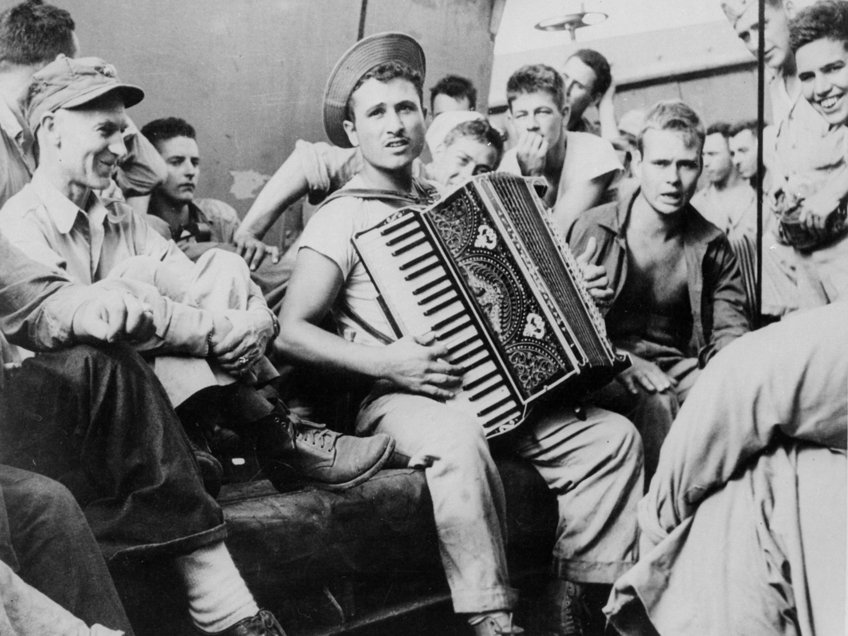 Soldados a bordo de un navío de Estados Unidos, camino de Okinawa.