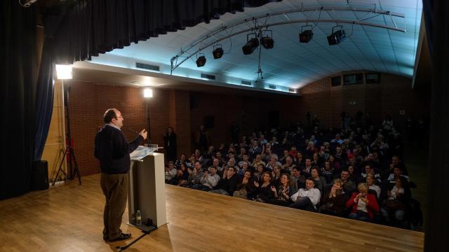 Unas 120 personas escucharon a Iceta en Villaverde.