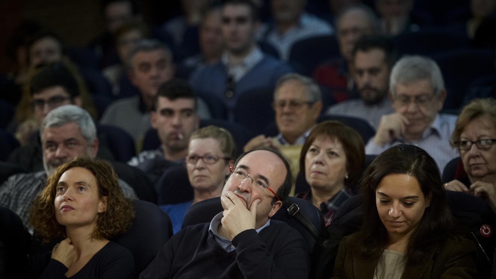 Miquel Iceta, entre Meritxell Batet y Sara Hernández.