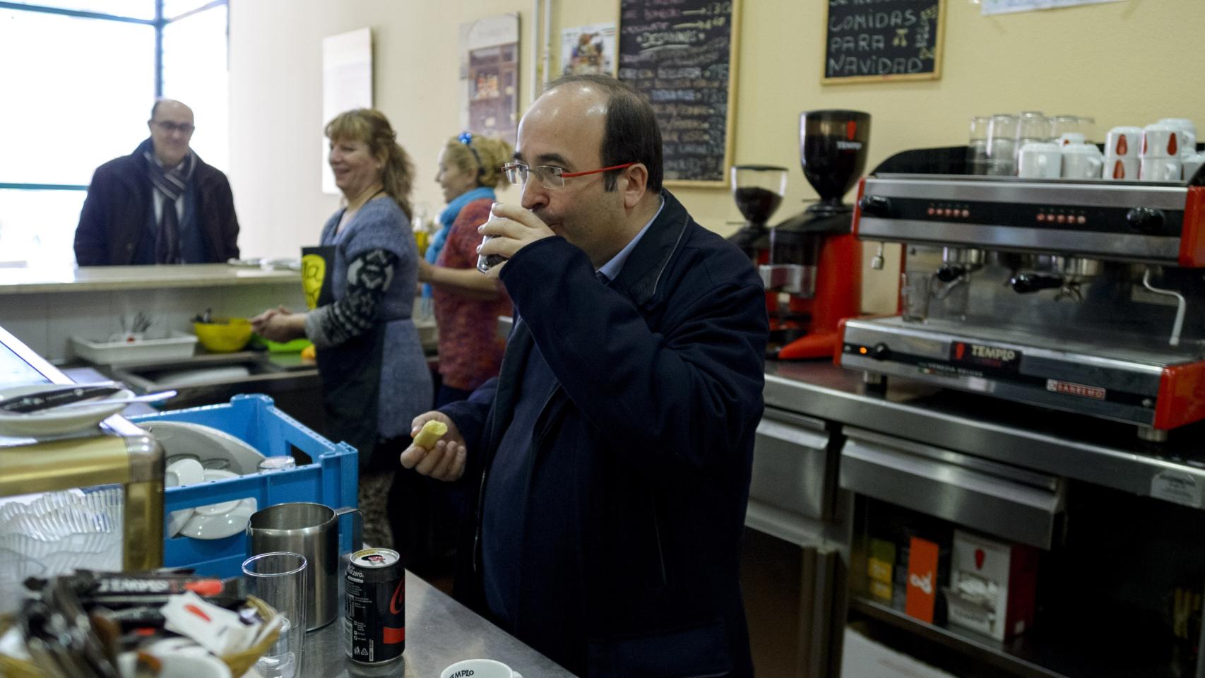 Miquel Iceta apura un café antes de su intervención
