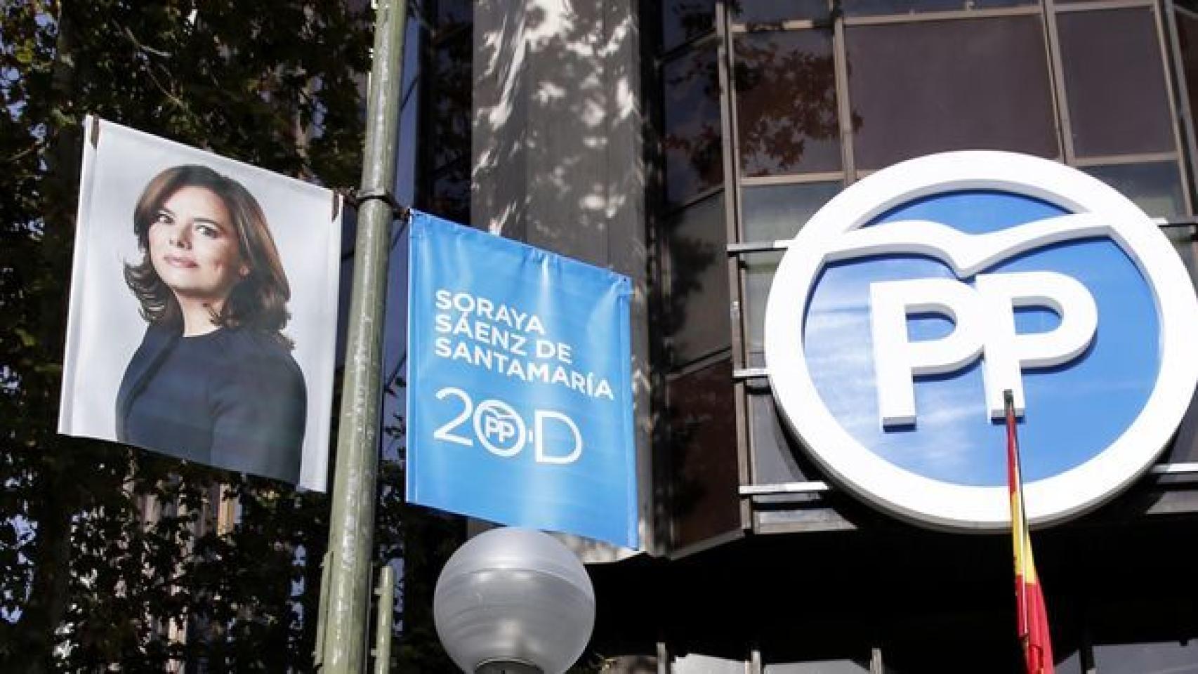 Cartel electoral del PP con una Soraya irreconocible como protagonista