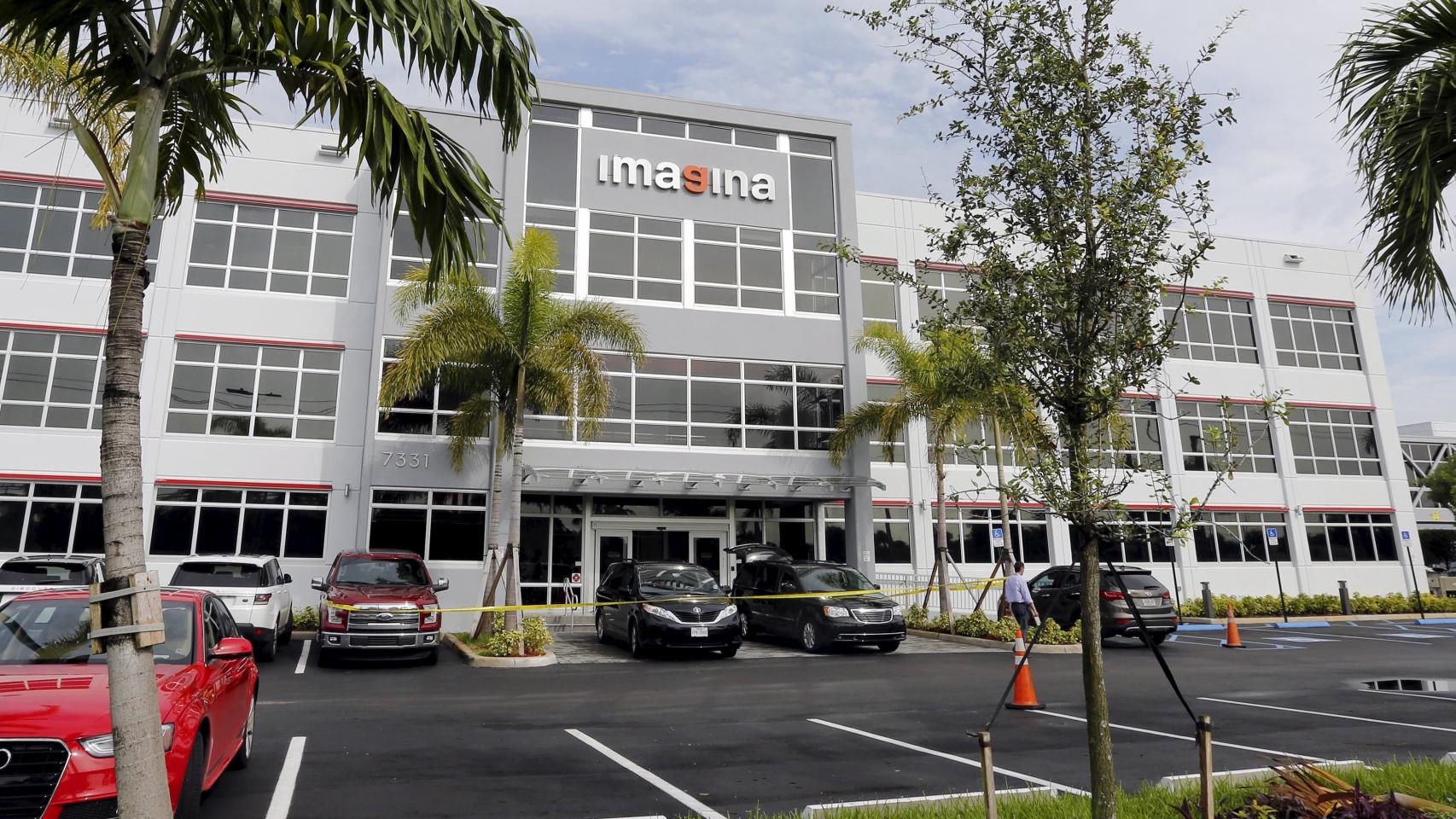 Coches del FBI aparcados en la sede de Imagina.