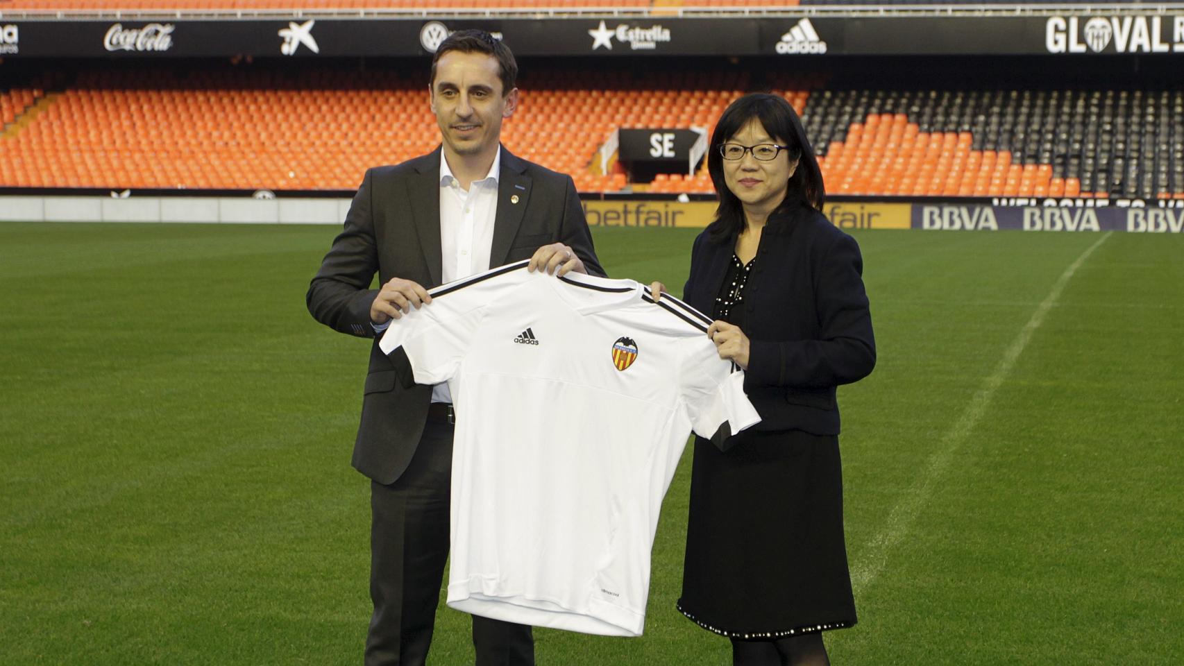 Gary Neville, en la presentación con el Valencia CF