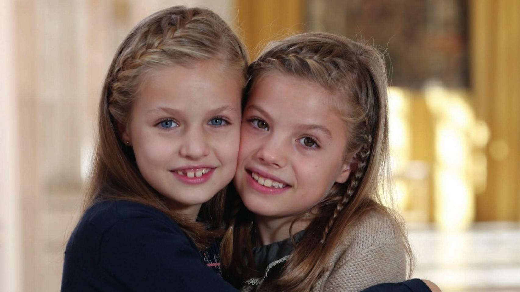 La Princesa de Asturias abraza la Infanta Sofía en la felicitación navideña