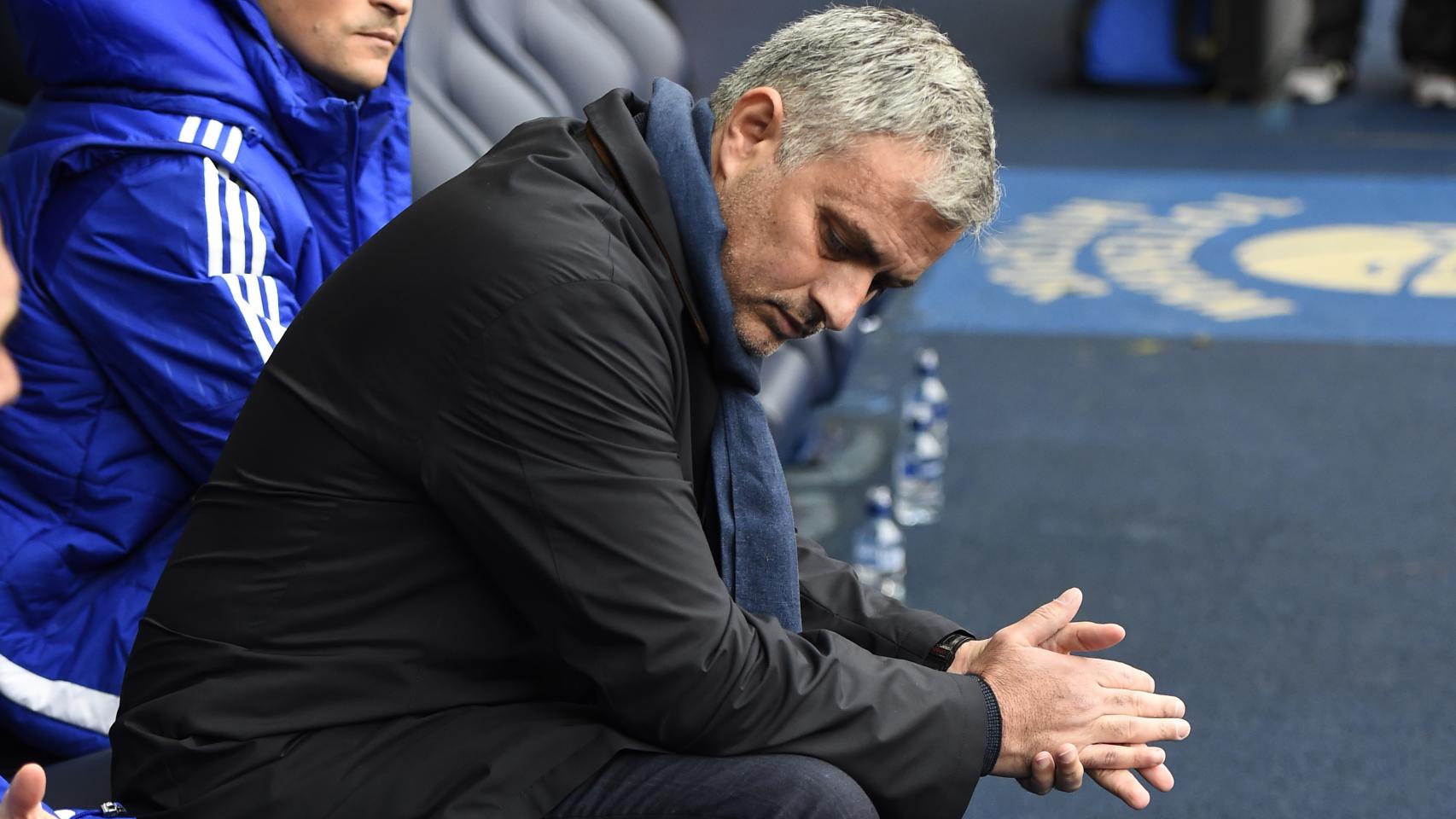 Mourinho cabizbajo durante la derrota ante el Tottenham.