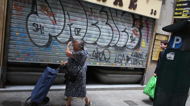 Ciudadanos de Madrid paseando por las calles.