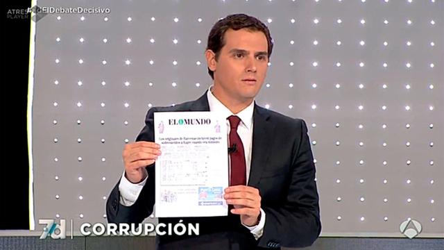 Albert Rivera muestra la portada de El Mundo durante el debate.