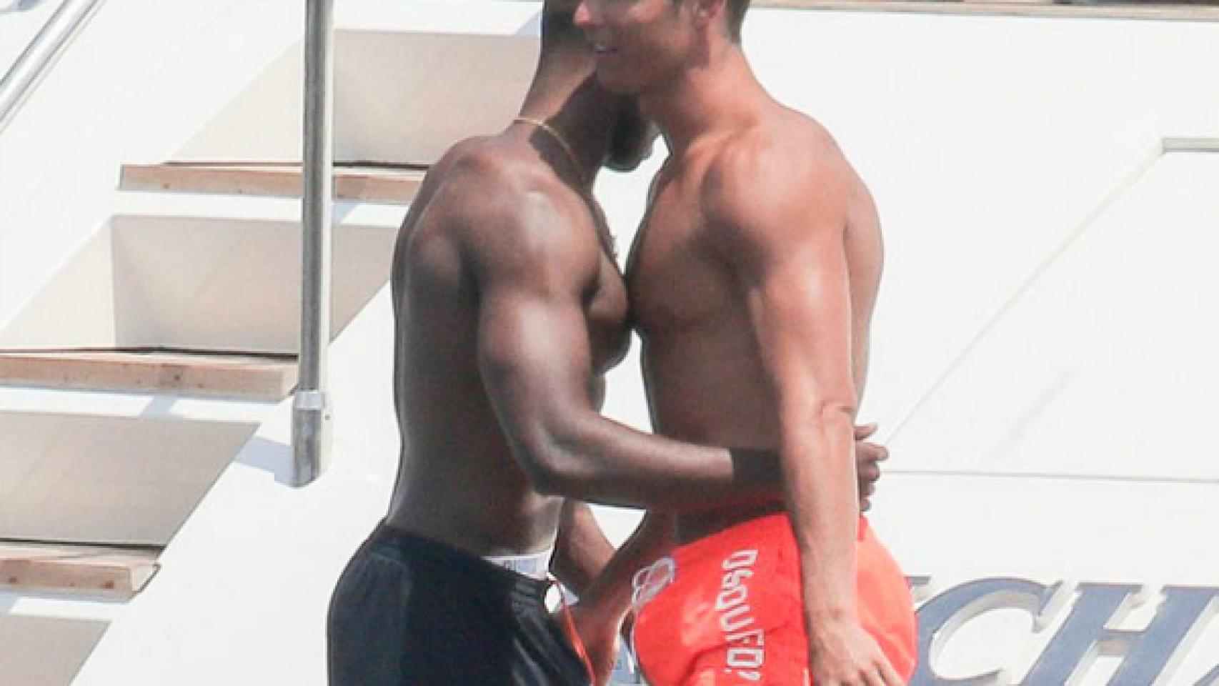 Cristiano con un amigo este verano en un barco