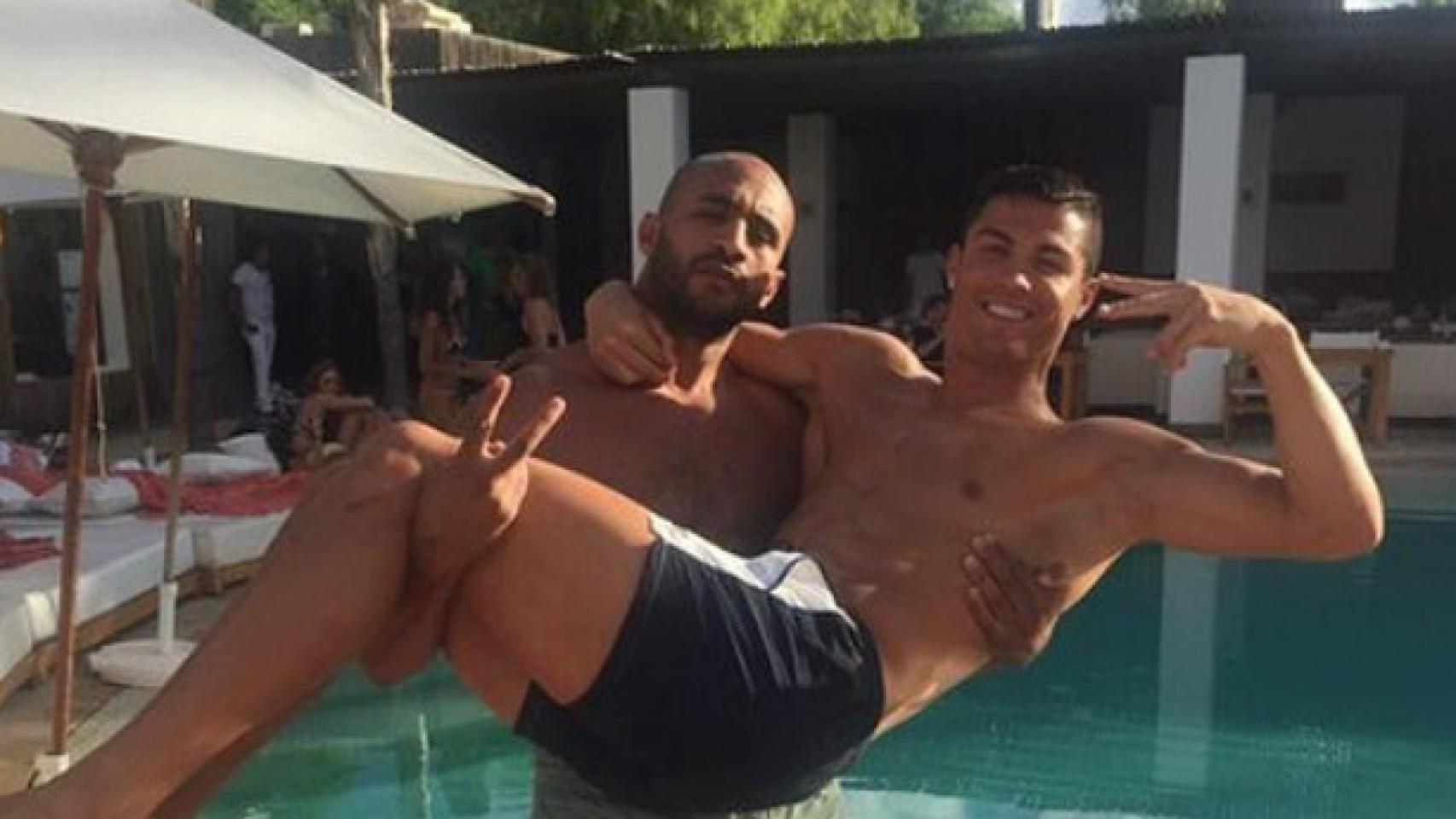 Cristiano y Badr Hari bromean en la piscina