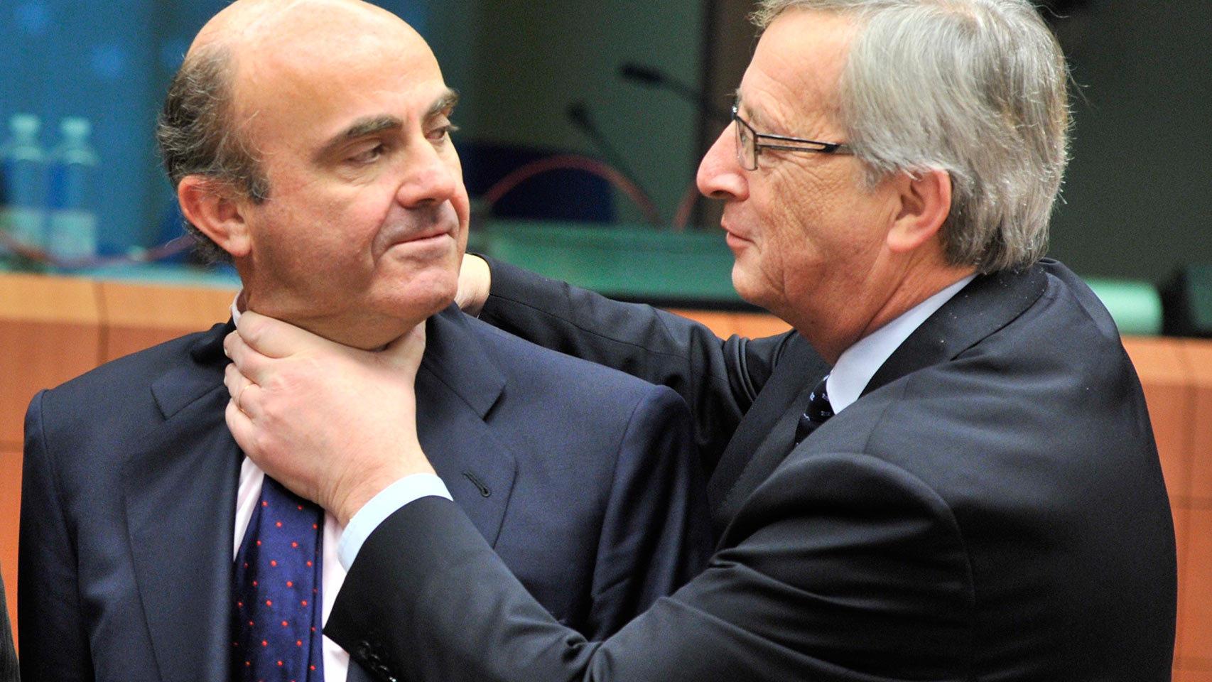 Juncker 'estrangula' a De Guindos en marzo de 2012.