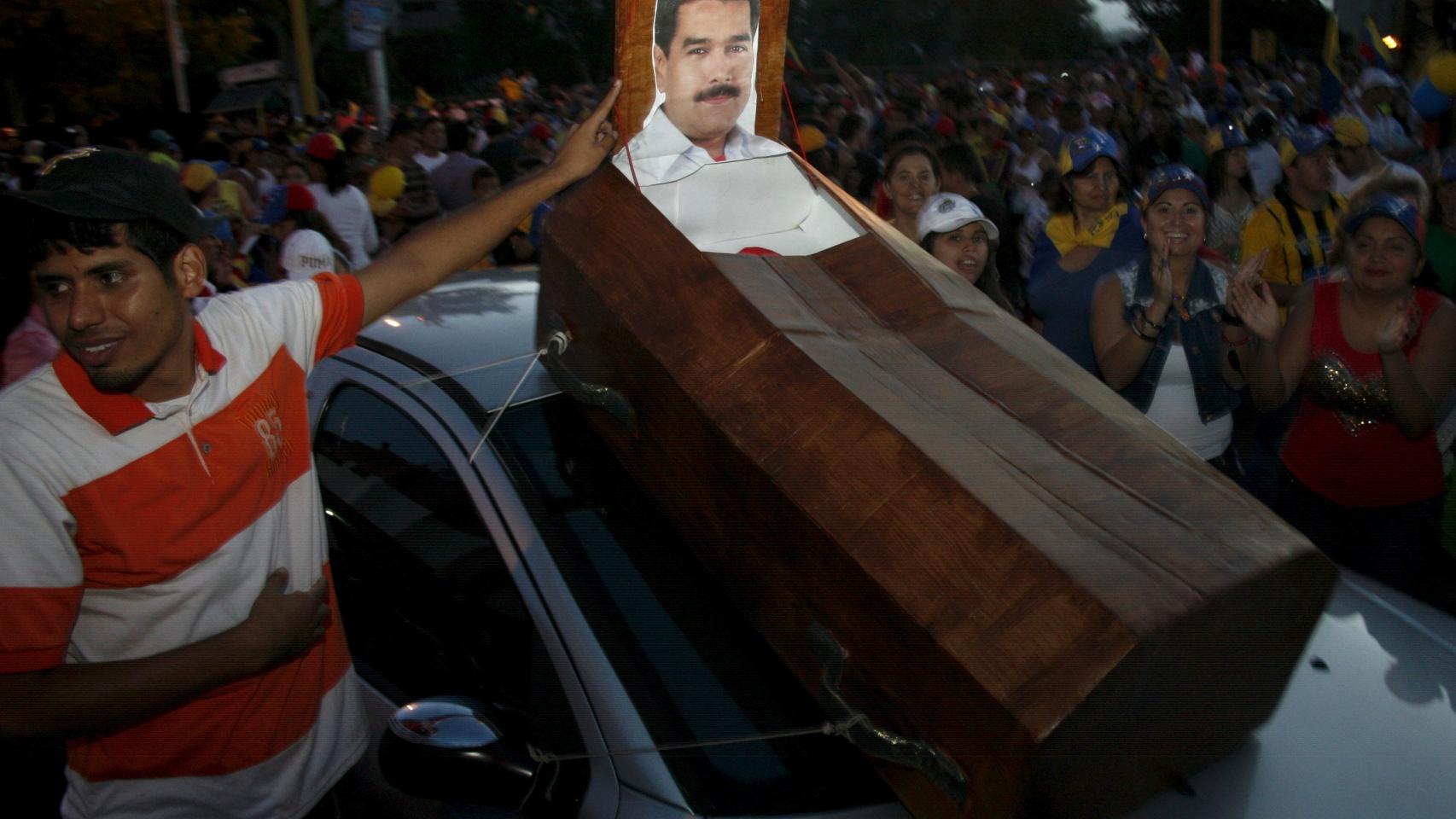 Partidarios de la oposición celebran los resultados junto a un ataúd en homenaje a Nicolás Maduro
