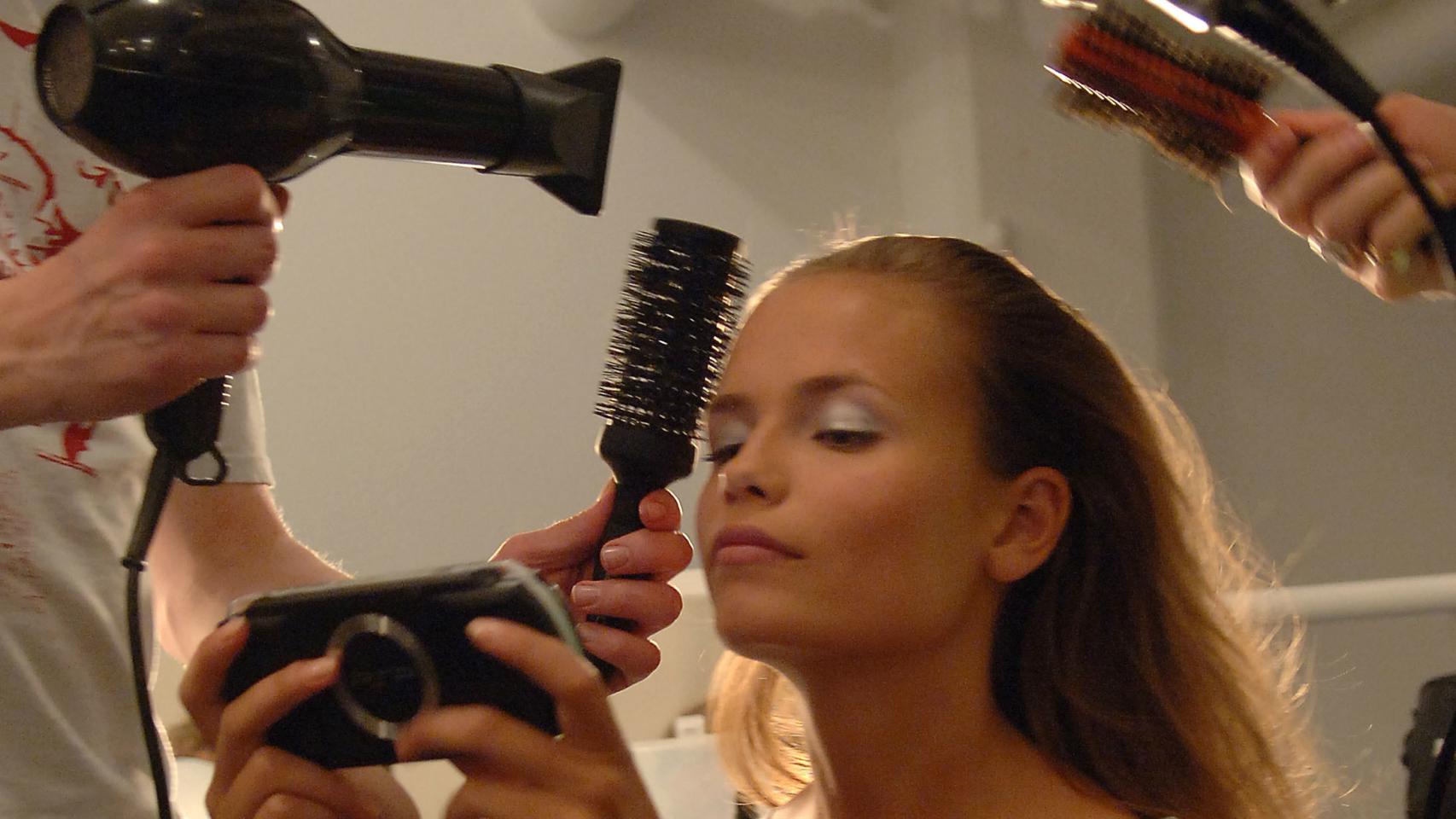 Una modelo se seca el pelo. Getty Images