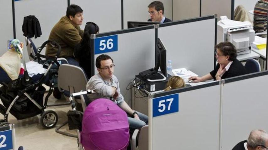 Funcionarios trabajando en una oficina.