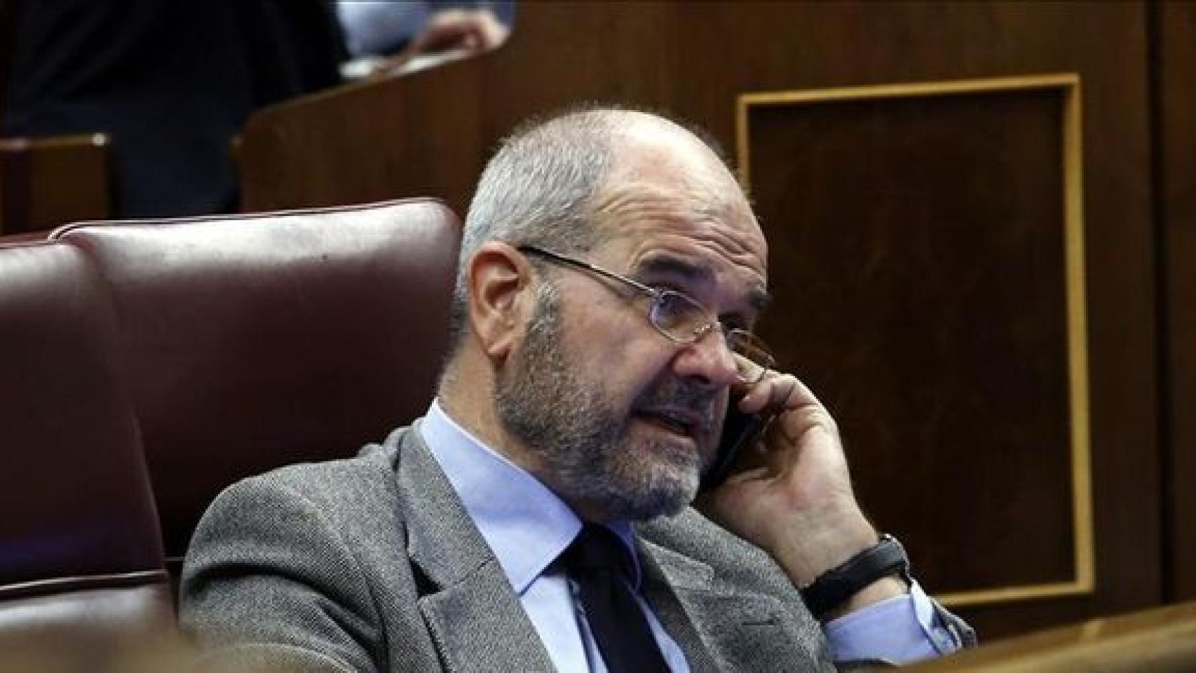 Chaves con barba canosa resulta un madurito interesante