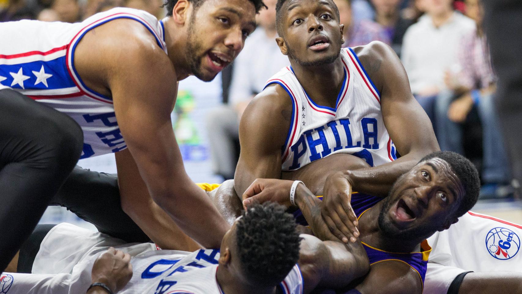 Varios jugadores de los 76ers pugnan un balón con Roy Hibbert.