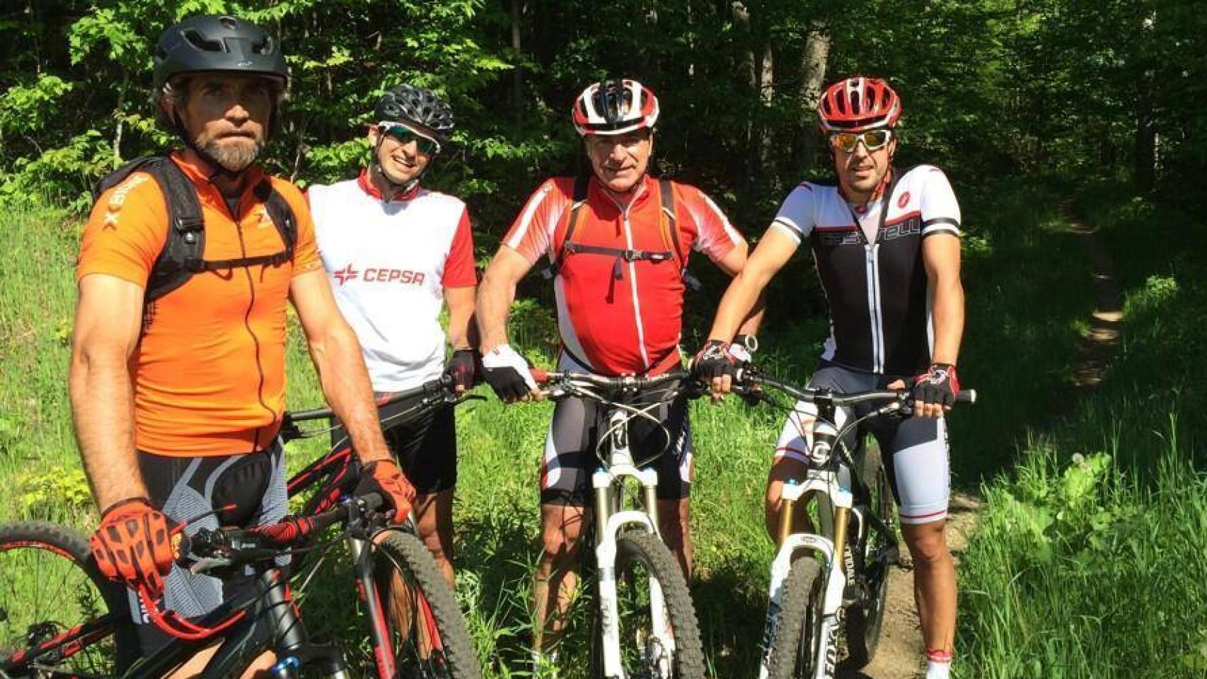 Fernando Alonso con Sainz padre e hijo.