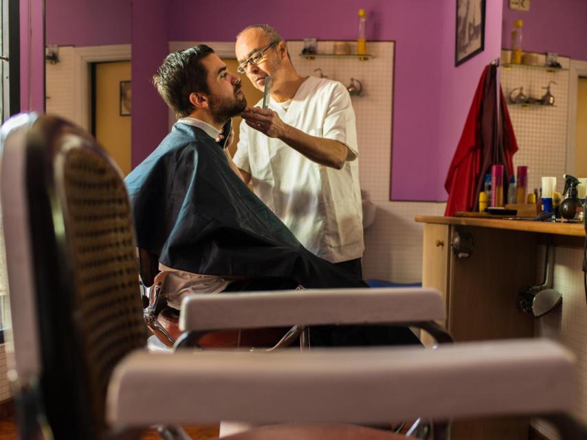 Justo dejó la Guardia Civil para ser peluquero.