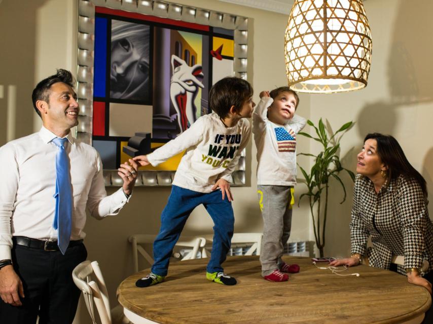Juan Ramón, Sabina y sus hijos en el salón de su casa.
