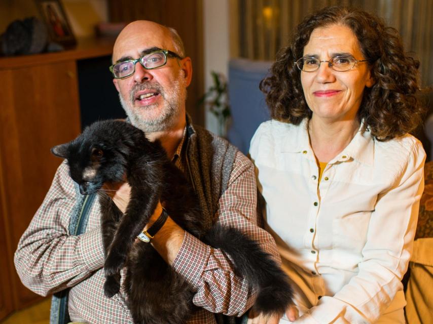 Santiago, Pepa y su gato Sultán.