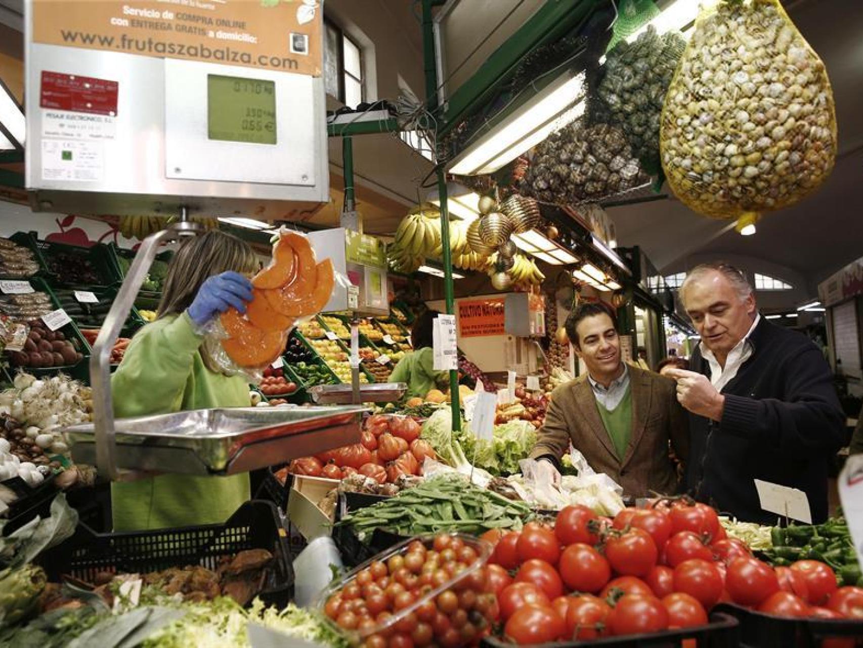 Esteban González Pons va al mercado en campaña electoral.